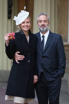 Prominente nach Ordensverleihung vor dem Buckingham Palast . 18 11 2016. London, United Kingdom. Investitures at Buckingham Palace. Buckingham Palace. Trumpet soloist Alison Balsom poses for a photo with her boyfriend Sam Mendes as she picks up her OBE for services to Music at Buckingham Palace, November 18 2016 . Alison Louise Balsom OBE (born 7 October 1978) is an English trumpet soloist, arranger, producer, music educator, curator and spokesperson for the importance of music education.  xi-Images xPoolx IIM-13846-0017