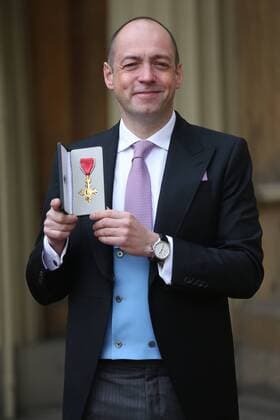 Prominente nach Ordensverleihung vor dem Buckingham Palast . 18 11 2016. London, United Kingdom. Investitures at Buckingham Palace. Buckingham Palace. TV Producer Gareth Neame picks up his OBE for services to Drama at Buckingham Palace, November 18 2016. Gareth Elwin Neame OBE (born 8 March 1967) is a British Emmy and Golden Globe award winning television producer and executive. As an executive at the BBC, Neame was responsible for bringing a new wave of popular dramas to the screen including Spooks (MI5), State of Play, Hustle and New Tricks.  xi-Images xPoolx IIM-13846-0019