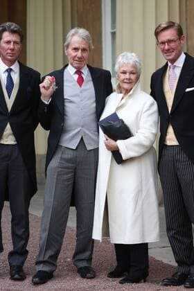Prominente nach Ordensverleihung vor dem Buckingham Palast . 18 11 2016. London, United Kingdom. Investitures at Buckingham Palace. Buckingham Palace. Judi Dench poses with her partner David Mills as he picks up his MBE for services to Wildlife Conservation at Buckingham Palace, November 18 2016. Also pictured are David s children Julian and Jonathan. David Mills MBE is a leading wildlife conservationist and founder of the British Wildlife Centre.  xi-Images xPoolx IIM-13846-0029