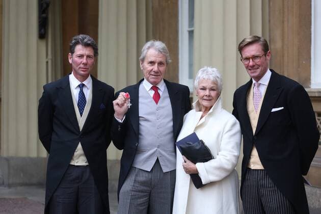 Prominente nach Ordensverleihung vor dem Buckingham Palast . 18 11 2016. London, United Kingdom. Investitures at Buckingham Palace. Buckingham Palace. Judi Dench poses with her partner David Mills as he picks up his MBE for services to Wildlife Conservation at Buckingham Palace, November 18 2016. Also pictured are David s children Julian and Jonathan. David Mills MBE is a leading wildlife conservationist and founder of the British Wildlife Centre.  xi-Images xPoolx IIM-13846-0030