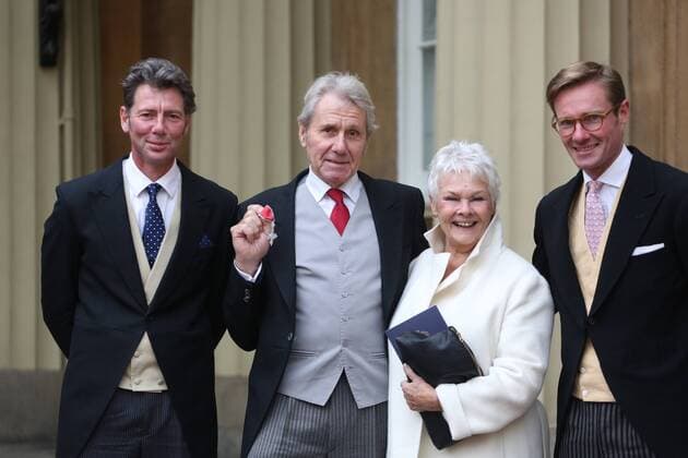 Prominente nach Ordensverleihung vor dem Buckingham Palast . 18 11 2016. London, United Kingdom. Investitures at Buckingham Palace. Buckingham Palace. Judi Dench poses with her partner David Mills as he picks up his MBE for services to Wildlife Conservation at Buckingham Palace, November 18 2016. Also pictured are David s children Julian and Jonathan. David Mills MBE is a leading wildlife conservationist and founder of the British Wildlife Centre.  xi-Images xPoolx IIM-13846-0031