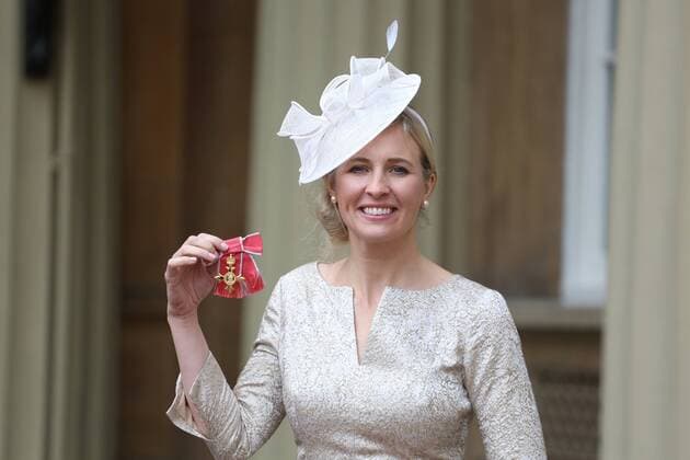 Prominente nach Ordensverleihung vor dem Buckingham Palast . 18 11 2016. London, United Kingdom. Investitures at Buckingham Palace. Buckingham Palace. Trumpet soloist Alison Balsom picks up her OBE for services to Music at Buckingham Palace, November 18 2016 . Alison Louise Balsom OBE (born 7 October 1978) is an English trumpet soloist, arranger, producer, music educator, curator and spokesperson for the importance of music education.  xi-Images xPoolx IIM-13846-0020