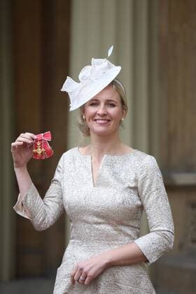 Prominente nach Ordensverleihung vor dem Buckingham Palast . 18 11 2016. London, United Kingdom. Investitures at Buckingham Palace. Buckingham Palace. Trumpet soloist Alison Balsom picks up her OBE for services to Music at Buckingham Palace, November 18 2016 . Alison Louise Balsom OBE (born 7 October 1978) is an English trumpet soloist, arranger, producer, music educator, curator and spokesperson for the importance of music education.  xi-Images xPoolx IIM-13846-0024