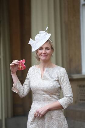 Prominente nach Ordensverleihung vor dem Buckingham Palast . 18 11 2016. London, United Kingdom. Investitures at Buckingham Palace. Buckingham Palace. Trumpet soloist Alison Balsom picks up her OBE for services to Music at Buckingham Palace, November 18 2016 . Alison Louise Balsom OBE (born 7 October 1978) is an English trumpet soloist, arranger, producer, music educator, curator and spokesperson for the importance of music education.  xi-Images xPoolx IIM-13846-0025