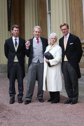 Prominente nach Ordensverleihung vor dem Buckingham Palast . 18 11 2016. London, United Kingdom. Investitures at Buckingham Palace. Buckingham Palace. Judi Dench poses with her partner David Mills as he picks up his MBE for services to Wildlife Conservation at Buckingham Palace, November 18 2016. Also pictured are David s children Julian and Jonathan. David Mills MBE is a leading wildlife conservationist and founder of the British Wildlife Centre.  xi-Images xPoolx IIM-13846-0026