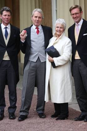 Prominente nach Ordensverleihung vor dem Buckingham Palast . 18 11 2016. London, United Kingdom. Investitures at Buckingham Palace. Buckingham Palace. Judi Dench poses with her partner David Mills as he picks up his MBE for services to Wildlife Conservation at Buckingham Palace, November 18 2016. Also pictured are David s children Julian and Jonathan. David Mills MBE is a leading wildlife conservationist and founder of the British Wildlife Centre.  xi-Images xPoolx IIM-13846-0027