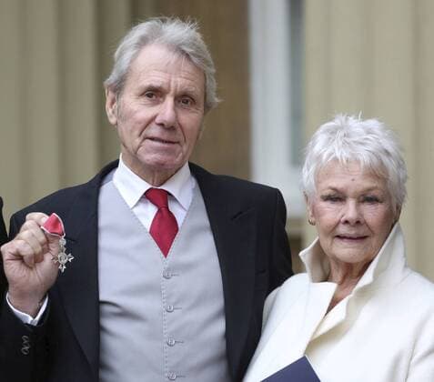 Prominente nach Ordensverleihung vor dem Buckingham Palast . 18 11 2016. London, United Kingdom. Investitures at Buckingham Palace. Buckingham Palace. Judi Dench poses with her partner David Mills as he picks up his MBE for services to Wildlife Conservation at Buckingham Palace, November 18 2016. Also pictured are David s children Julian and Jonathan. David Mills MBE is a leading wildlife conservationist and founder of the British Wildlife Centre.  xi-Images xPoolx IIM-13846-0028