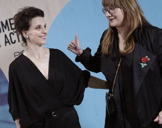 French actress Juliette Binoche (L) and Spanish film director Isabel Coixet arrive for the the 1st Women in Action! award handover ceremony in Madrid, central Spain, 19 November 2016. Binoche received the Women in Action! award that recognizes and rewards the trajectory and work of women in favor of equality in the audiovisual area (in front and behind the cameras). EFE Victor Lerena French actress Juliette Binoche awarded with the Women in Action! prize !ACHTUNG: NUR REDAKTIONELLE NUTZUNG!  GRA453 20161120-636152305155216343