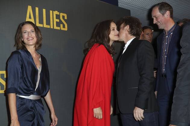 Camille Cottin Marion Cotillard Thierry Fremont et Xavier de Guillebon - Photocall zum Film - Allied (Vertraute Fremde) - Paris - 20 11 2016 GwendolineLeGoff 