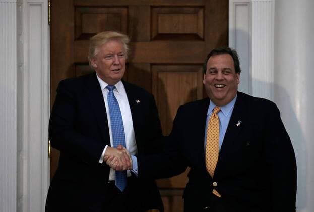 Trump führt Gespräche im Trump International Golf Club US President-elect Donald Trump (L) shakes hands with New Jersey Governor Chris Christie at the clubhouse of Trump International Golf Club, in Bedminster, New Jersey, on November 20, 2016. Pool  NXP20161120141 PETERxFOLEY