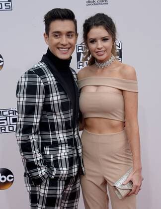 Internet personalities Gabriel Conte (L) and Jess Bauer arrive for the 2016 American Music Awards held at Microsoft Theater in Los Angeles on November 20, 2016.  LAP20161120024 JIMxRUYMEN
