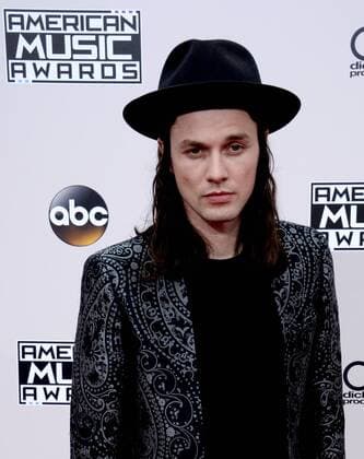 Recording artist James Bay arrives for the 2016 American Music Awards held at Microsoft Theater in Los Angeles on November 20, 2016.  LAP20161120089 JIMxRUYMEN