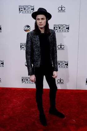Recording artist James Bay arrives for the 2016 American Music Awards held at Microsoft Theater in Los Angeles on November 20, 2016.  LAP20161120087 JIMxRUYMEN