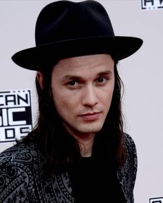 Recording artist James Bay arrives for the 2016 American Music Awards held at Microsoft Theater in Los Angeles on November 20, 2016.  LAP20161120091 JIMxRUYMEN