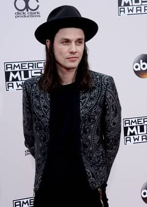 Recording artist James Bay arrives for the 2016 American Music Awards held at Microsoft Theater in Los Angeles on November 20, 2016.  LAP20161120093 JIMxRUYMEN
