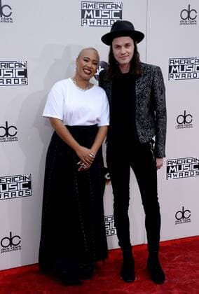 Singer Emeli Sande (L) and recording artist James Bay arrive for the 2016 American Music Awards held at Microsoft Theater in Los Angeles on November 20, 2016.  LAP20161120097 JIMxRUYMEN