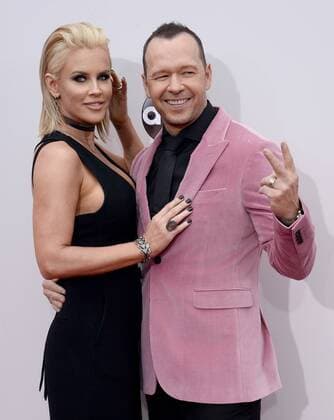 Actress Jenny McCarthy (L) and recording artist Donnie Wahlberg arrive for the 2016 American Music Awards held at Microsoft Theater in Los Angeles on November 20, 2016.  LAP20161120133 JIMxRUYMEN