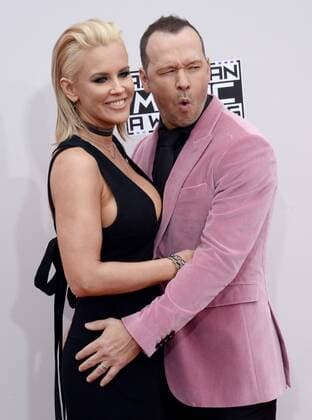 Bilder des Tages Actress Jenny McCarthy (L) and recording artist Donnie Wahlberg arrive for the 2016 American Music Awards held at Microsoft Theater in Los Angeles on November 20, 2016.  LAP20161120137 JIMxRUYMEN