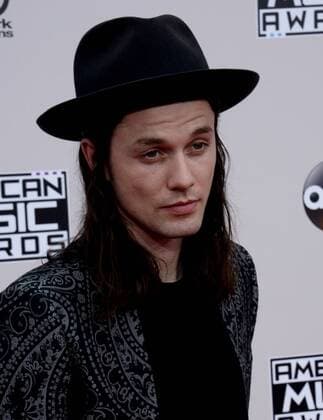 Recording artist James Bay arrives for the 2016 American Music Awards held at Microsoft Theater in Los Angeles on November 20, 2016.  LAP20161120090 JIMxRUYMEN