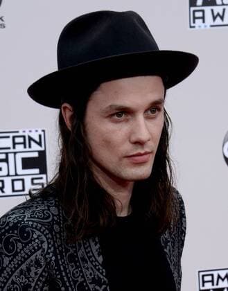 Recording artist James Bay arrives for the 2016 American Music Awards held at Microsoft Theater in Los Angeles on November 20, 2016.  LAP20161120092 JIMxRUYMEN