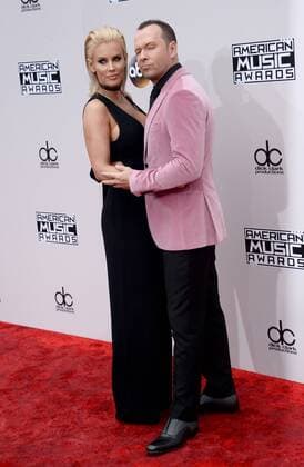 Actress Jenny McCarthy (L) and recording artist Donnie Wahlberg arrive for the 2016 American Music Awards held at Microsoft Theater in Los Angeles on November 20, 2016.  LAP20161120125 JIMxRUYMEN