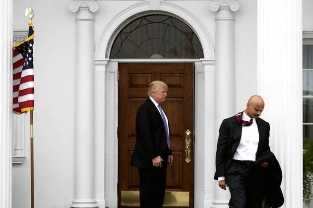 Trump führt Gespräche im Trump International Golf Club November 20, 2016 - Bedminster Township, New Jersey, United States of America - United States President-elect Donald Trump (C) sees off Peter Kirsanow at the clubhouse of Trump International Golf Club, in Bedminster Township, New Jersey, USA, 20 November 2016..Credit: Pool via CNP Bedminster Township United States of America - ZUMAs152 20161120_zaa_s152_006