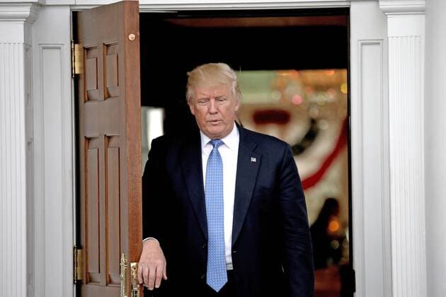 Themen der Woche Bilder des Tages Trump führt Gespräche im Trump International Golf Club November 20, 2016 - Bedminster Township, New Jersey, United States of America - United States President-elect Donald Trump comes out to welcome a guest at the clubhouse of Trump International Golf Club, in Bedminster Township, New Jersey, USA, 20 November 2016..Credit: Pool via CNP Bedminster Township United States of America - ZUMAs152 20161120_zaa_s152_016