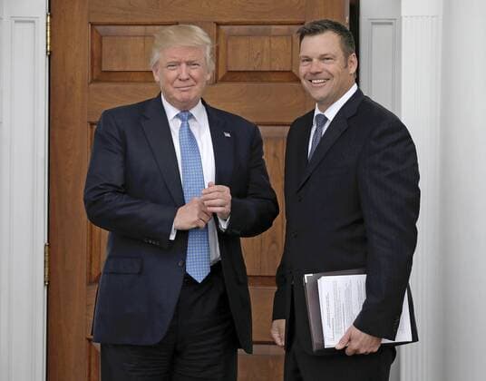 Trump führt Gespräche im Trump International Golf Club November 20, 2016 - Bedminster Township, New Jersey, United States of America - United States President-elect Donald Trump (L) and Kris Kobach Kansas Secretary of State pose at the clubhouse of Trump International Golf Club, in Bedminster Township, New Jersey, USA, 20 November 2016..Credit: Pool via CNP Bedminster Township United States of America - ZUMAs152 20161120_zaa_s152_017
