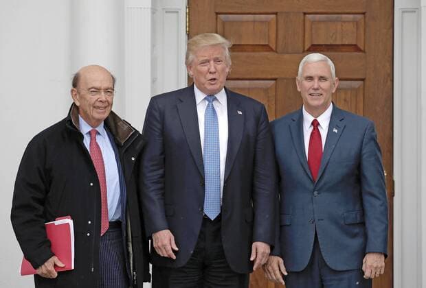 Trump führt Gespräche im Trump International Golf Club November 20, 2016 - Bedminster Township, New Jersey, United States of America - United States President-elect Donald Trump (C) and Vice President-elect Mike Pence (R) pose with investor Wilbur Ross (L) at the clubhouse of Trump International Golf Club, in Bedminster Township, New Jersey, USA, 20 November 2016..Credit: Pool via CNP Bedminster Township United States of America - ZUMAs152 20161120_zaa_s152_022