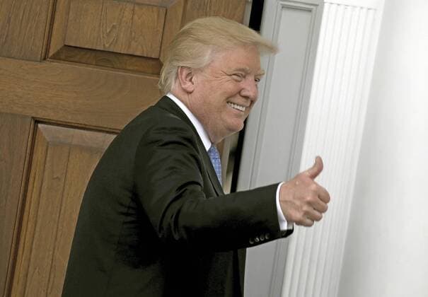 Trump führt Gespräche im Trump International Golf Club November 20, 2016 - Bedminster Township, New Jersey, United States of America - United States President-elect Donald Trump gestures a thumbs up at the clubhouse of Trump International Golf Club, in Bedminster Township, New Jersey, USA, 20 November 2016..Credit: Pool via CNP Bedminster Township United States of America - ZUMAs152 20161120_zaa_s152_028