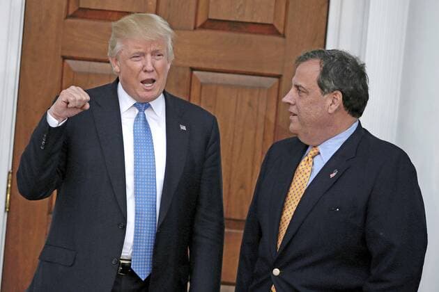 Trump führt Gespräche im Trump International Golf Club November 20, 2016 - Bedminster Township, New Jersey, United States of America - United States President-elect Donald Trump (L) gestures with New Jersey Governor Chris Christie at the clubhouse of Trump International Golf Club, in Bedminster Township, New Jersey, USA, 20 November 2016..Credit: Pool via CNP Bedminster Township United States of America - ZUMAs152 20161120_zaa_s152_046