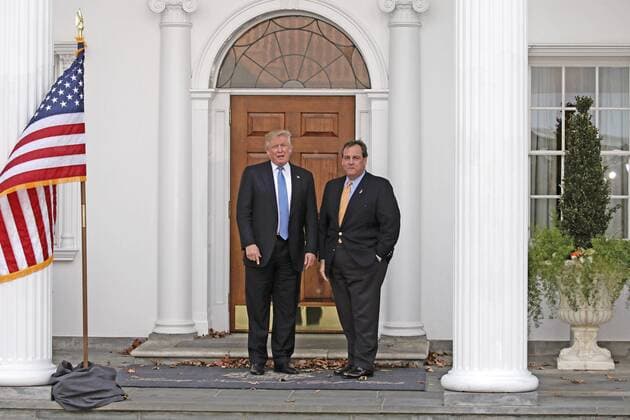 Trump führt Gespräche im Trump International Golf Club November 20, 2016 - Bedminster Township, New Jersey, United States of America - United States President-elect Donald Trump (L) poses with New Jersey Governor Chris Christie at the clubhouse of Trump International Golf Club, in Bedminster Township, New Jersey, USA, 20 November 2016..Credit: Pool via CNP Bedminster Township United States of America - ZUMAs152 20161120_zaa_s152_047