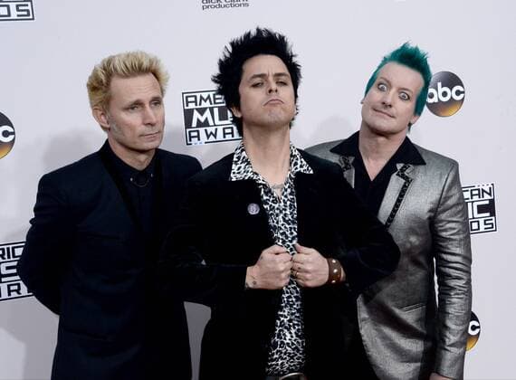 Bilder des Tages American Music Awards in Los Angeles (L-R) Musicians Mike Dirnt, Billie Joe Armstrong and Tre Cool of Green Day arrive for the 2016 American Music Awards held at Microsoft Theater in Los Angeles on November 20, 2016.  LAP20161120311 JIMxRUYMEN