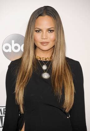 American Music Awards in Los Angeles: Chrissy Teigen ohne Slip auf dem roten Teppich Chrissy Teigen AMERICAN MUSIC AWARDS: ARRIVALS Los Angeles Patrick Rideaux PicturePerfect