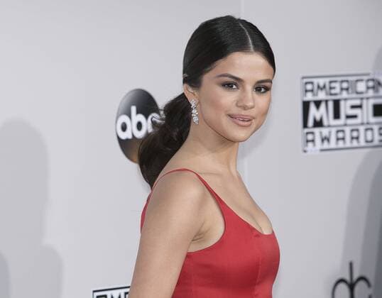 November 20, 2016 - Los Angeles, California, U.S - Selena Gomez on the Red Carpet of the 2016 American Music Awards held on Sunday, November 20, 2016 at the Microsoft Theatre in Los Angeles, California. Los Angeles U.S. - ZUMAp124 20161120_zaa_p124_051