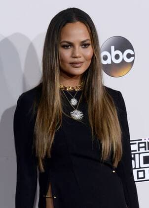 American Music Awards in Los Angeles: Chrissy Teigen ohne Slip auf dem roten Teppich Model Chrissy Teigen arrives for the 2016 American Music Awards held at Microsoft Theater in Los Angeles on November 20, 2016.  LAP20161120397 JIMxRUYMEN