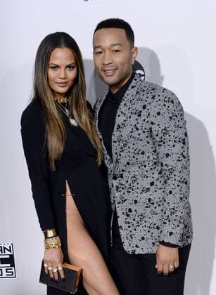 American Music Awards in Los Angeles: Chrissy Teigen ohne Slip auf dem roten Teppich Model Chrissy Teigen (L) and singer John Legend arrive for the 2016 American Music Awards held at Microsoft Theater in Los Angeles on November 20, 2016.  LAP20161120402 JIMxRUYMEN