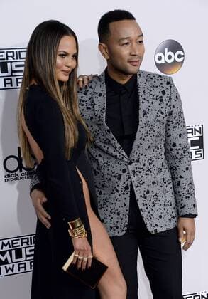 American Music Awards in Los Angeles: Chrissy Teigen ohne Slip auf dem roten Teppich Model Chrissy Teigen (L) and singer John Legend arrive for the 2016 American Music Awards held at Microsoft Theater in Los Angeles on November 20, 2016.  LAP20161120403 JIMxRUYMEN