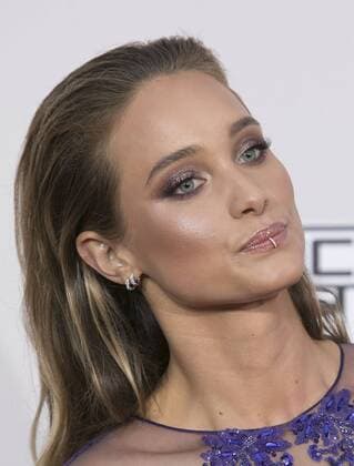 November 20, 2016 - Los Angeles, California, U.S - Hannah Davis on the Red Carpet of the 2016 American Music Awards held on Sunday, November 20, 2016 at the Microsoft Theatre in Los Angeles, California. Los Angeles U.S. - ZUMAp124 20161120_zaa_p124_078