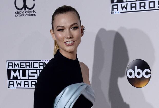Model Karlie Kloss arrives for the 2016 American Music Awards held at Microsoft Theater in Los Angeles on November 20, 2016.  LAP20161120552 JIMxRUYMEN