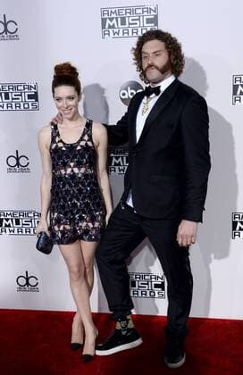 Actor T.J. Miller (R) and Kate Gorney arrive for the 2016 American Music Awards held at Microsoft Theater in Los Angeles on November 20, 2016.  LAP20161120559 JIMxRUYMEN