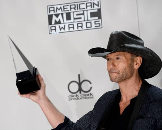 American Music Awards in Los Angeles: Preisträger Singer-songwriter Tim McGraw appears backstage with the award for Favorite Country Song during the 2016 American Music Awards held at Microsoft Theater in Los Angeles on November 20, 2016.  LAP20161120575 JIMxRUYMEN