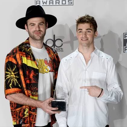 American Music Awards in Los Angeles: Preisträger Musicians Alex Pall (L) and Drew Taggart of The Chainsmokers appear backstage with the award for Favorite EDM Artist during the 2016 American Music Awards held at Microsoft Theater in Los Angeles on November 20, 2016.  LAP20161120578 JIMxRUYMEN