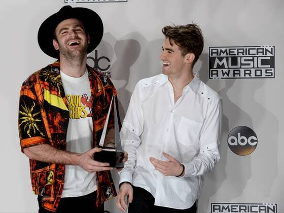 American Music Awards in Los Angeles: Preisträger Musicians Alex Pall (L) and Drew Taggart of The Chainsmokers appear backstage with the award for Favorite EDM Artist during the 2016 American Music Awards held at Microsoft Theater in Los Angeles on November 20, 2016.  LAP20161120579 JIMxRUYMEN