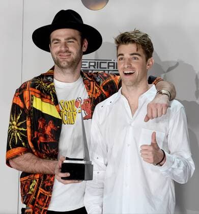 Musicians Alex Pall (L) and Drew Taggart of The Chainsmokers appear backstage with the award for Favorite EDM Artist during the 2016 American Music Awards held at Microsoft Theater in Los Angeles on November 20, 2016.  LAP20161120580 JIMxRUYMEN