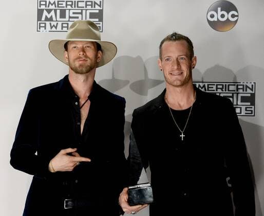 Singers Brian Kelley (L) and Tyler Hubbard of Florida Georgia Line appear backstage with the award for Favorite Country Duo or Group during the 2016 American Music Awards held at Microsoft Theater in Los Angeles on November 20, 2016.  LAP20161120581 JIMxRUYMEN