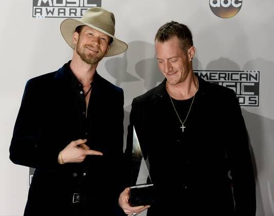 Singers Brian Kelley (L) and Tyler Hubbard of Florida Georgia Line appear backstage with the award for Favorite Country Duo or Group during the 2016 American Music Awards held at Microsoft Theater in Los Angeles on November 20, 2016.  LAP20161120582 JIMxRUYMEN