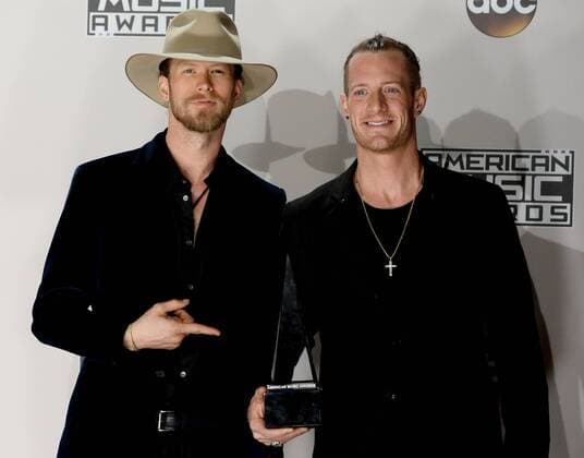 Singers Brian Kelley (L) and Tyler Hubbard of Florida Georgia Line appear backstage with the award for Favorite Country Duo or Group during the 2016 American Music Awards held at Microsoft Theater in Los Angeles on November 20, 2016.  LAP20161120583 JIMxRUYMEN