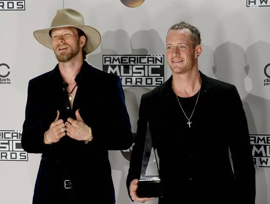 Singers Brian Kelley (L) and Tyler Hubbard of Florida Georgia Line appear backstage with the award for Favorite Country Duo or Group during the 2016 American Music Awards held at Microsoft Theater in Los Angeles on November 20, 2016.  LAP20161120584 JIMxRUYMEN