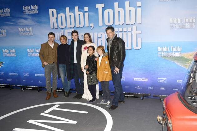 Friedrich Mücke, Jördis Triebel, Sam Riley, Alexandra Maria Lara, Melina Mardini, Arsseni Bultmann und Wolfgang Groos bei der Premiere des Kinofilms Robbi, Tobbi und das Fliewatüüt im Kino in der Kulturbrauerei. Berlin, 20.11.2016 Foto:xC.xNiehausx xFuturexImage
